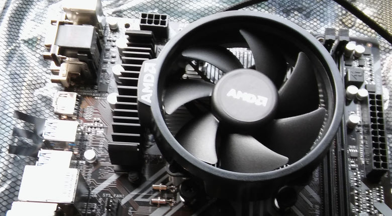 CPU-Kühler fertig verschraubt